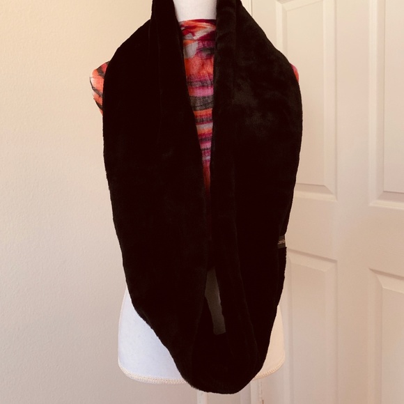 Infinity Scarf - Picture 1 of 3